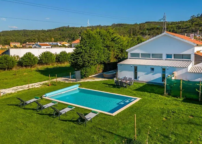 Casa Sol - Private Pool With A Large Garden Hébergement de vacances Famalicão